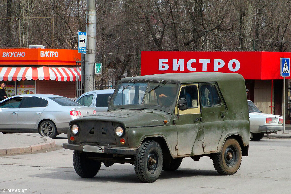 УАЗ-469, 1981 года выпуска. Крыша заменена на жёсткую. Так практичней.