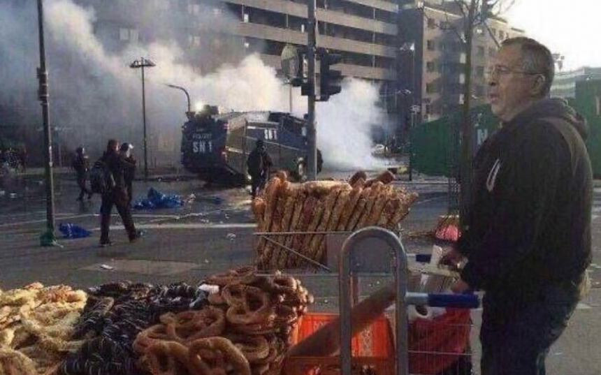 "Лаврову пора раздавать бублики на главной площади Техаса?" ©Народное творчество