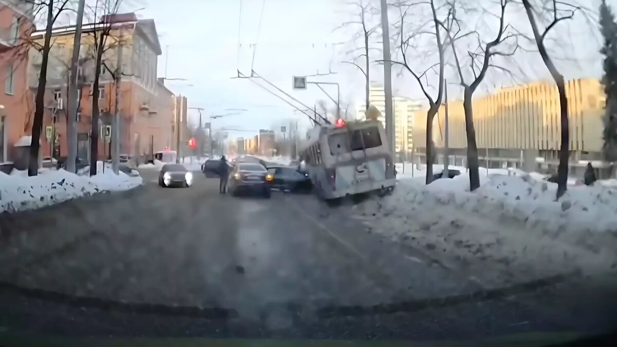     Водитель автомобиля, который ехал позади злополучного троллейбуса, показал как произошло ДТП: видеозапись момента аварии появилась в соцсетях.