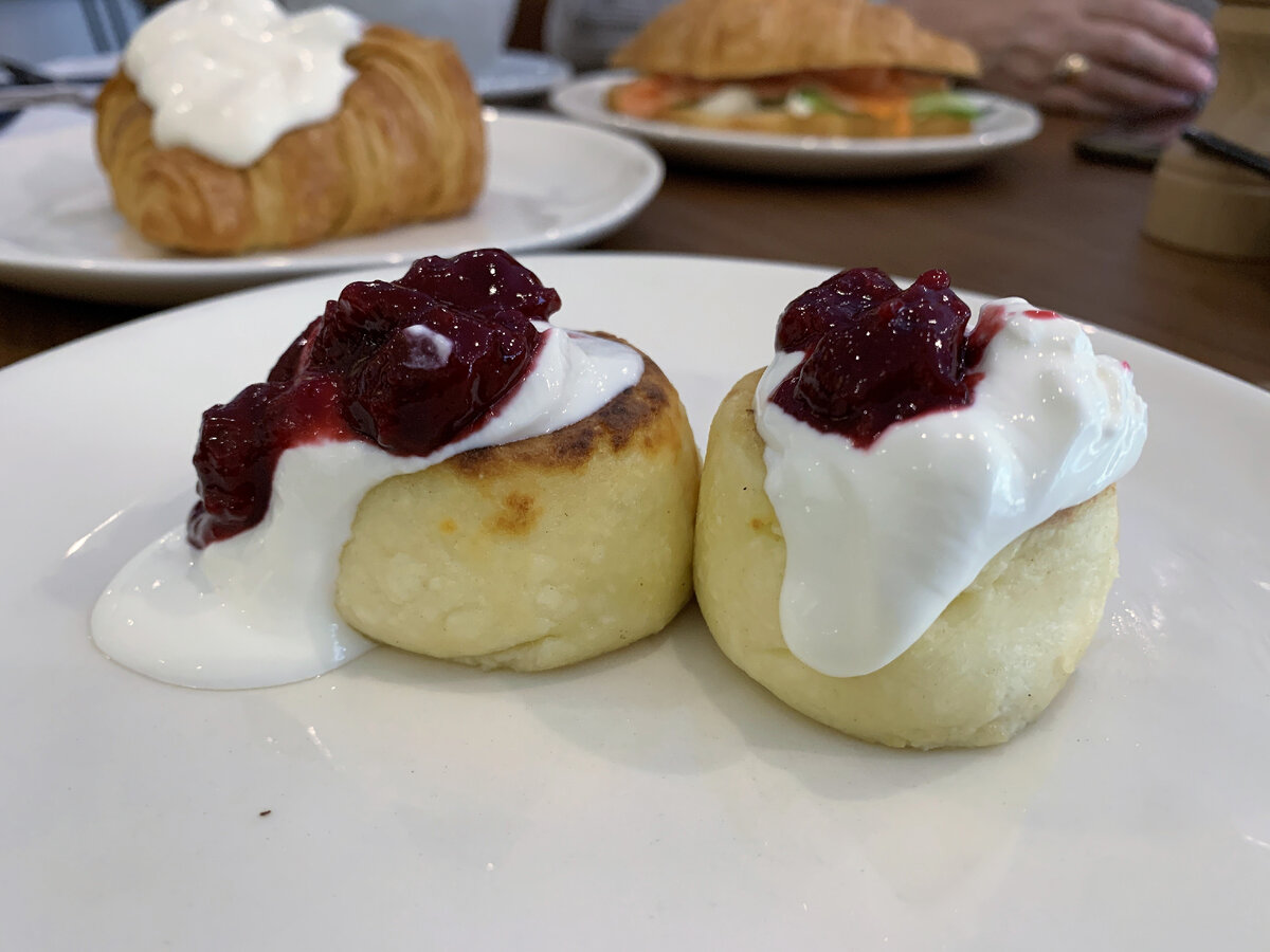 Творог со сметаной и вареньем. Творожный десерт с ягодами. Мороженое с фруктами в креманке. Вишня со сметаной. Вишня со сметаной.