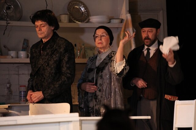   В спектакле заняты народные артисты Татарстана Михаил Меркушин, Надежда Кочнева, Роман Ерыгин. Фото: казанский ТЮЗ