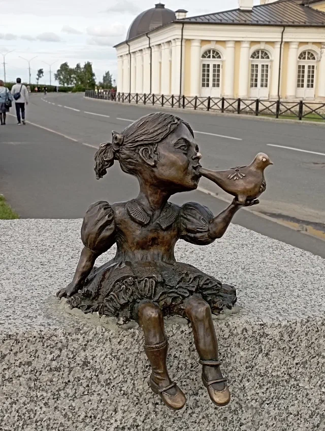 Идея: Д.Железников. Скульптор О.Сагаконь. Подарок от "Севералмаза".