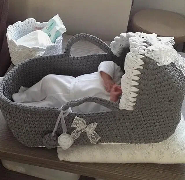 вязаная люлька для новорожденных. люлька переноска из трикотажной пряжи. люлька переноска для куклы из трикотажной пряжи. для новорожденных из трикотажной пряжи. люлька для новорожденных из трикотажной пряжи.