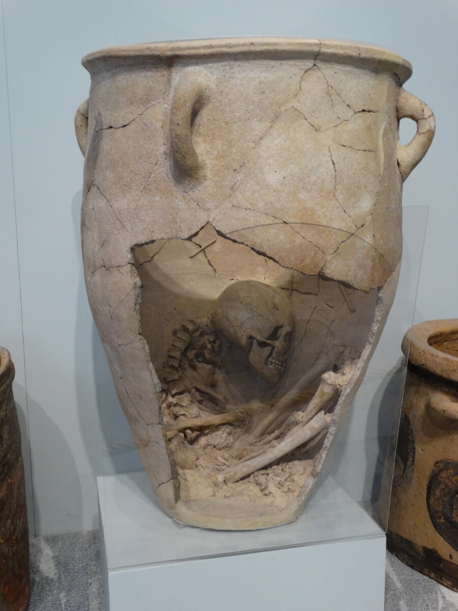 Останки человеческого скелета внутри пифоса. Археологический музей Ираклион 