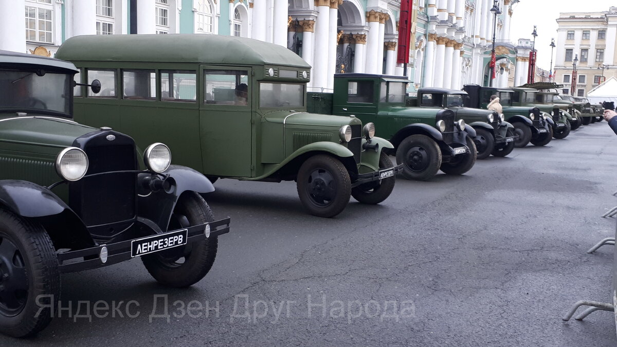 Коллекция ретро-автомобилей у Эрмитажа. Фото автора