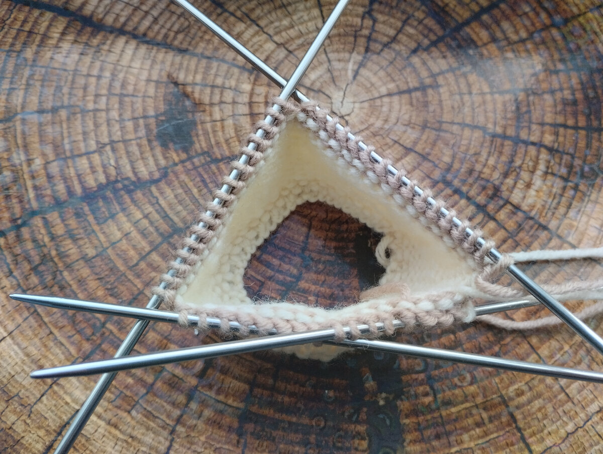 На этом фото хорошо видно распределение петель. Внизу две спицы с петлями верха, наверху - с петлями пятки.