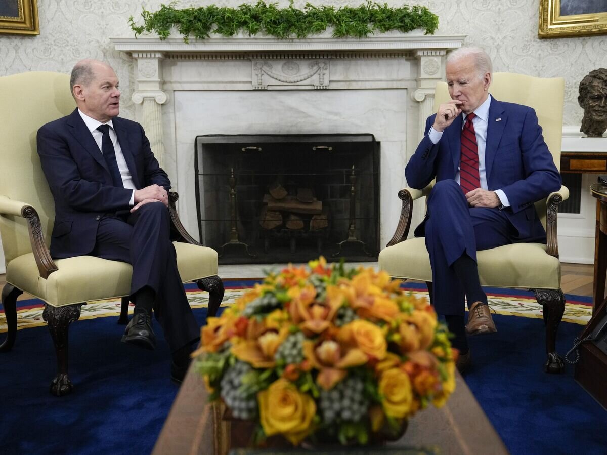    Канцлер Германии Олаф Шольц и президент США Джо Байден во время встречи в Вашингтоне© AP Photo / Susan Walsh