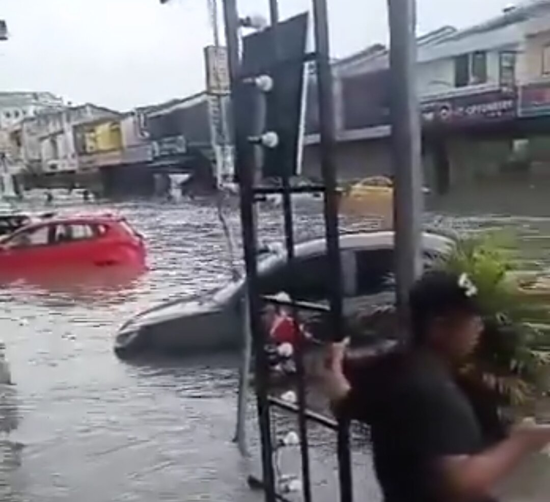 Муссонные ливни в малайзии. Наводнение в малайзии сейчас. Кадры наводнения в малайзии. Малайзия дождь. Мощные наводнения в малайзии.