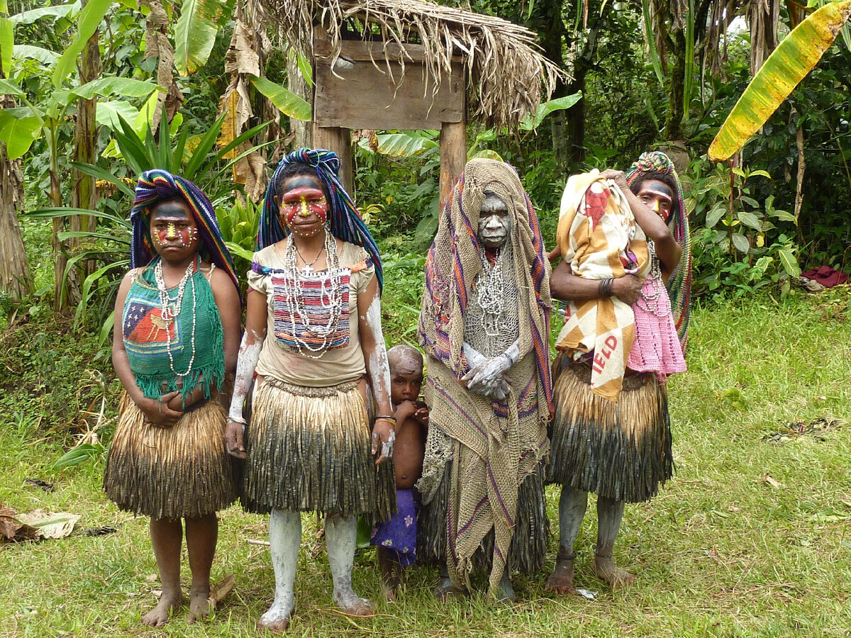Папуа новогвинейцы. Папуа меланезийцы. Папуа новая Гвинея Папуасы. Папуа новая Гвинея люди. Джунглях живут люди