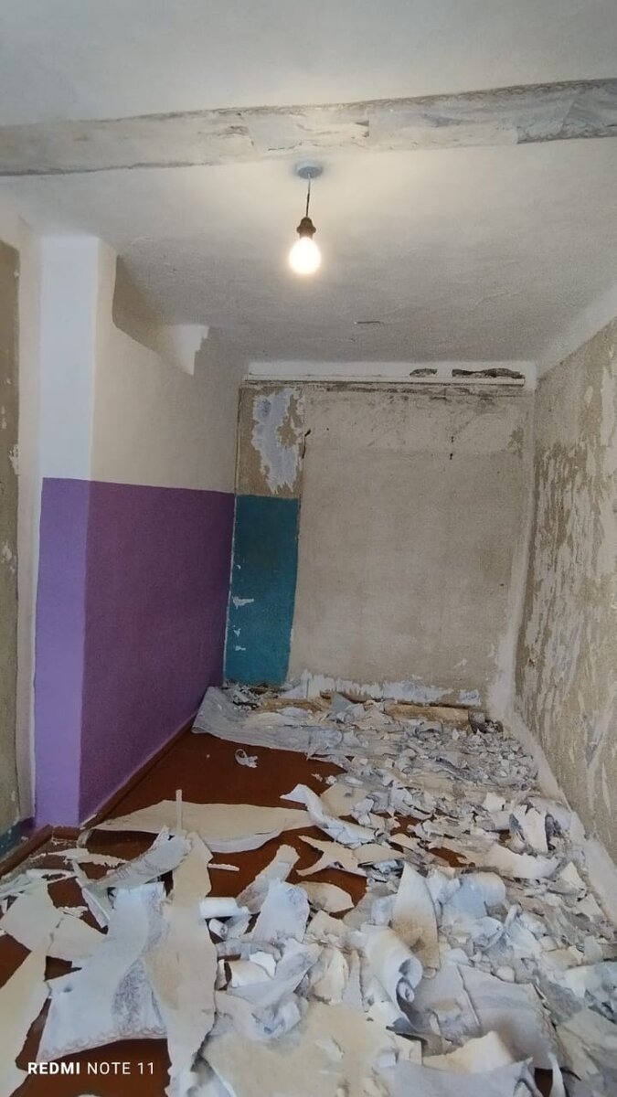 Так выглядела спальня в начале пути, стена коменя была в один тон, Из-за постоянных перепадов температур приходилось перекрашивать