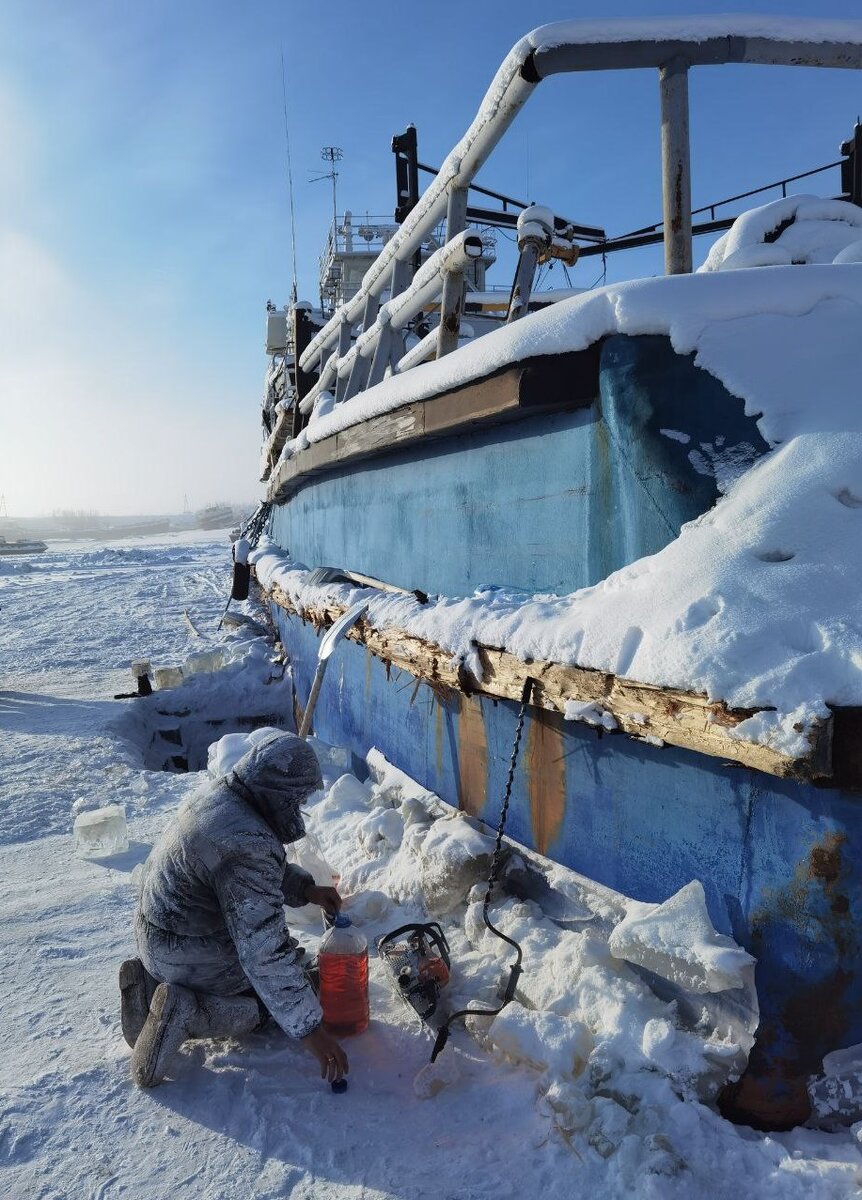Вот поэтому без обеда - вся одежда в снежной пыли. Фото автора