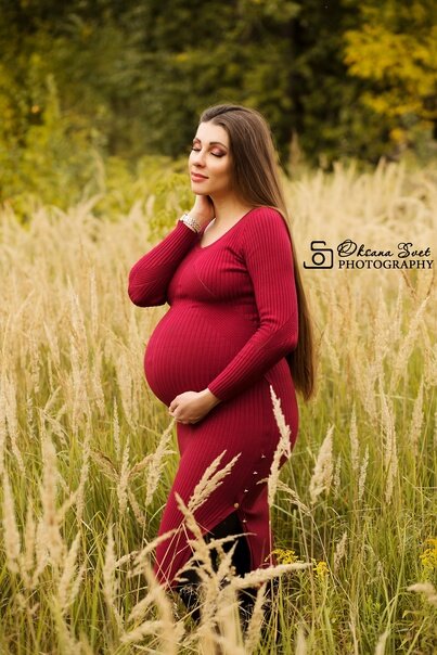 Беременная женщина с алкоголем. Беременную заперли. Беременную заперли. Беременная закрывает живот. Беременная руки на верху живота.