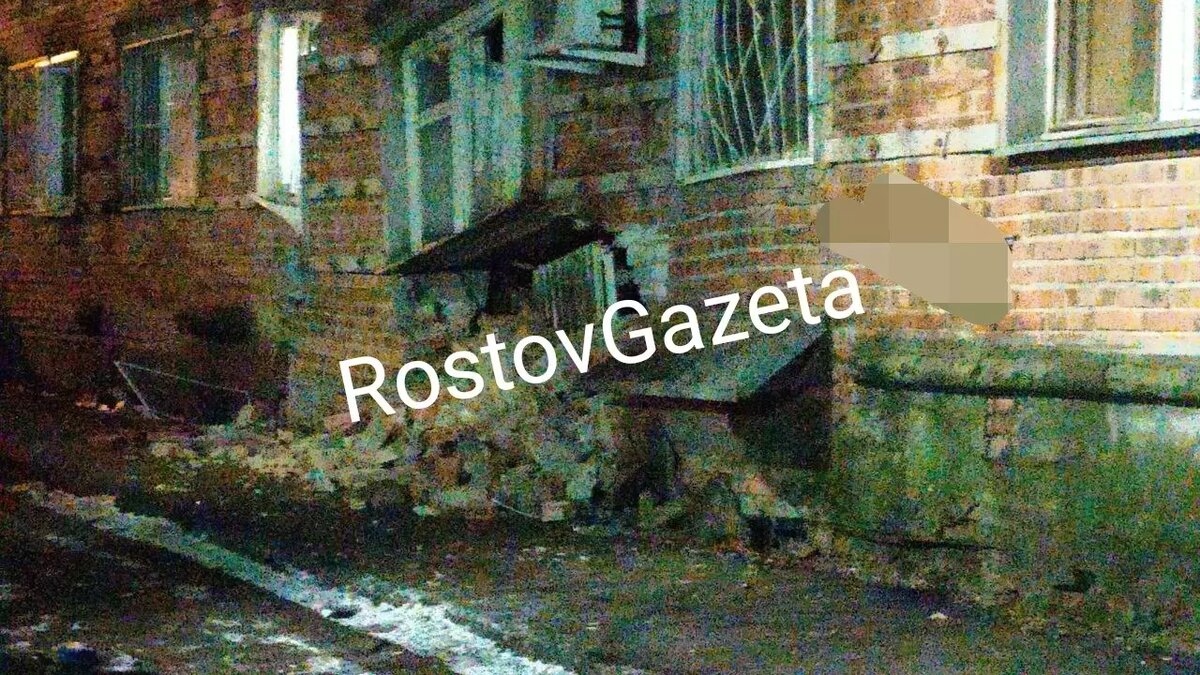     В Ростове на Нариманова частично обрушился жилой многоквартирный дом, жильцы заявили корреспонденту RostovGazeta, что боятся полностью остаться без крова.