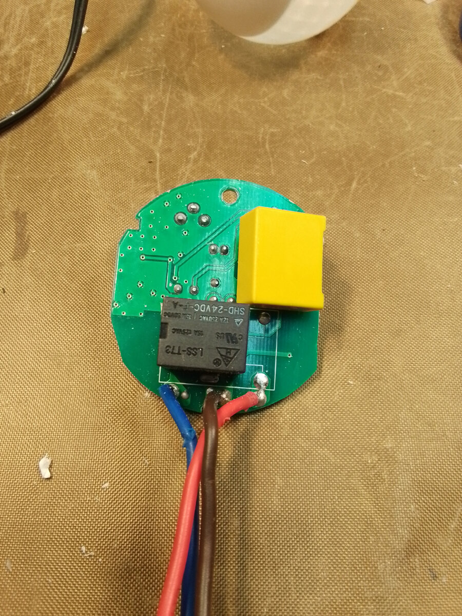 Простой сенсор. Сенсорный выключатель света 220 в схема. Сенсорный выключатель 220в схема подключения. Сенсор на транзисторах кт315. Простая схема датчика движения для включения света.