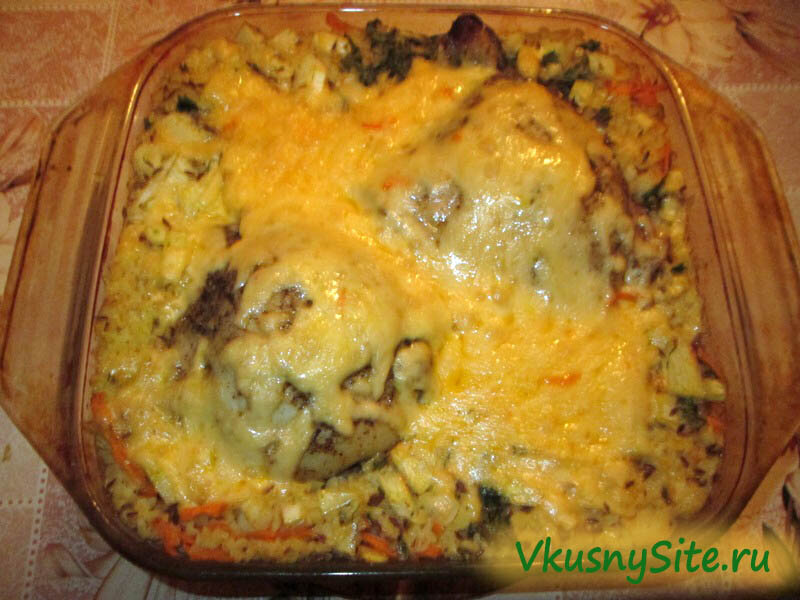 бедра в духовке с хрустящей корочкой. филе бедра курицы блюда. блюда из бедра курицы. куриные бедрышки на луке. куриные бедрышки запеченные в духовке.