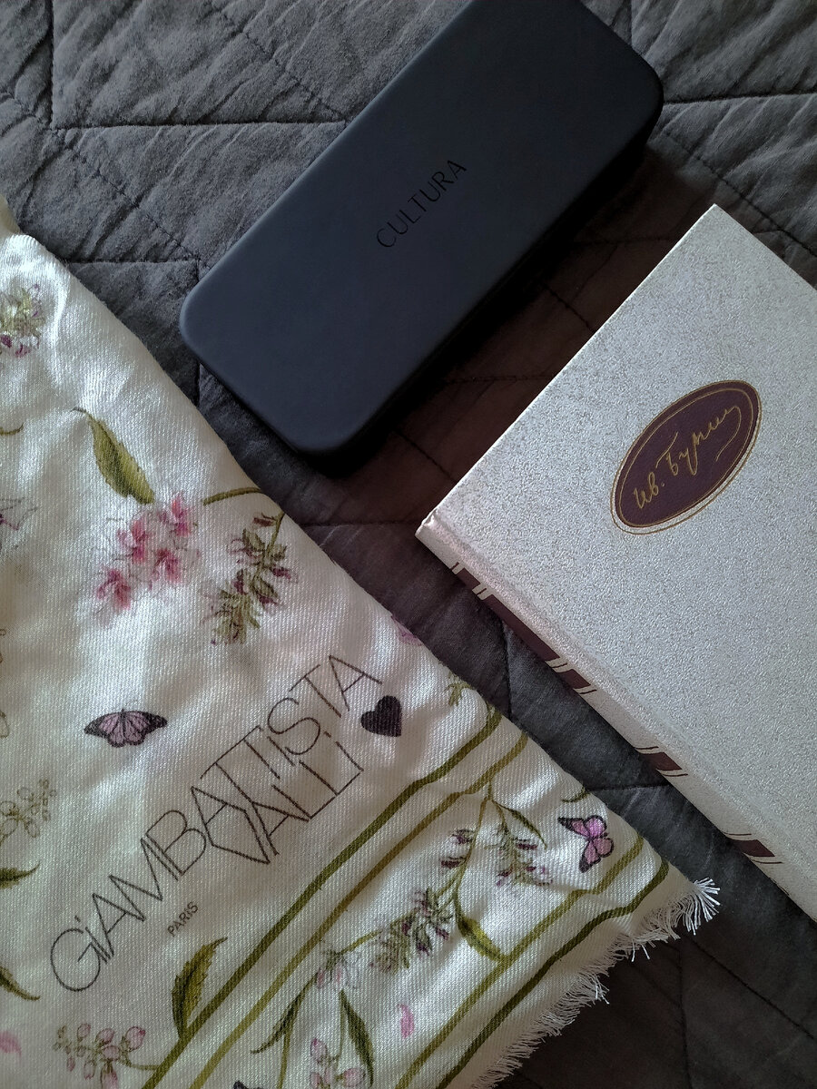 Обожаю цветовую гамму флористического рисунка на ткани этой шали: природное сочетание розового, сиренового и зелёного.