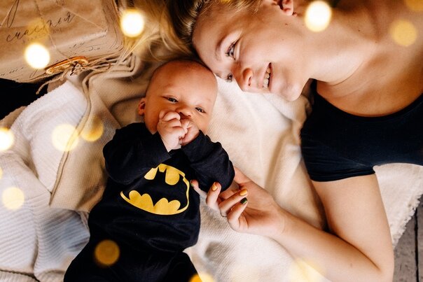 Готовимся к новому году. Подарок на новый год. Радостные люди на новый год. Девушка дарит подарок на новый год. Семья наряжает елку.