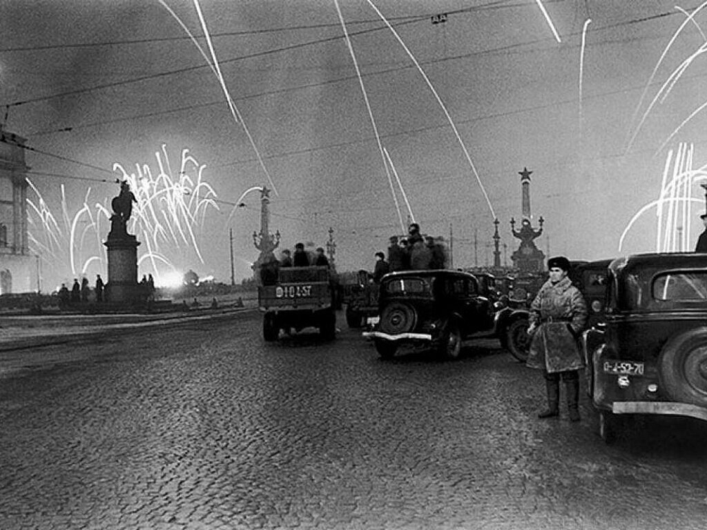 Салют 27 января 1944 года в Ленинграде (фото: Василий Федосеев/ Мемориальный музей обороны и блокады Ленинграда)