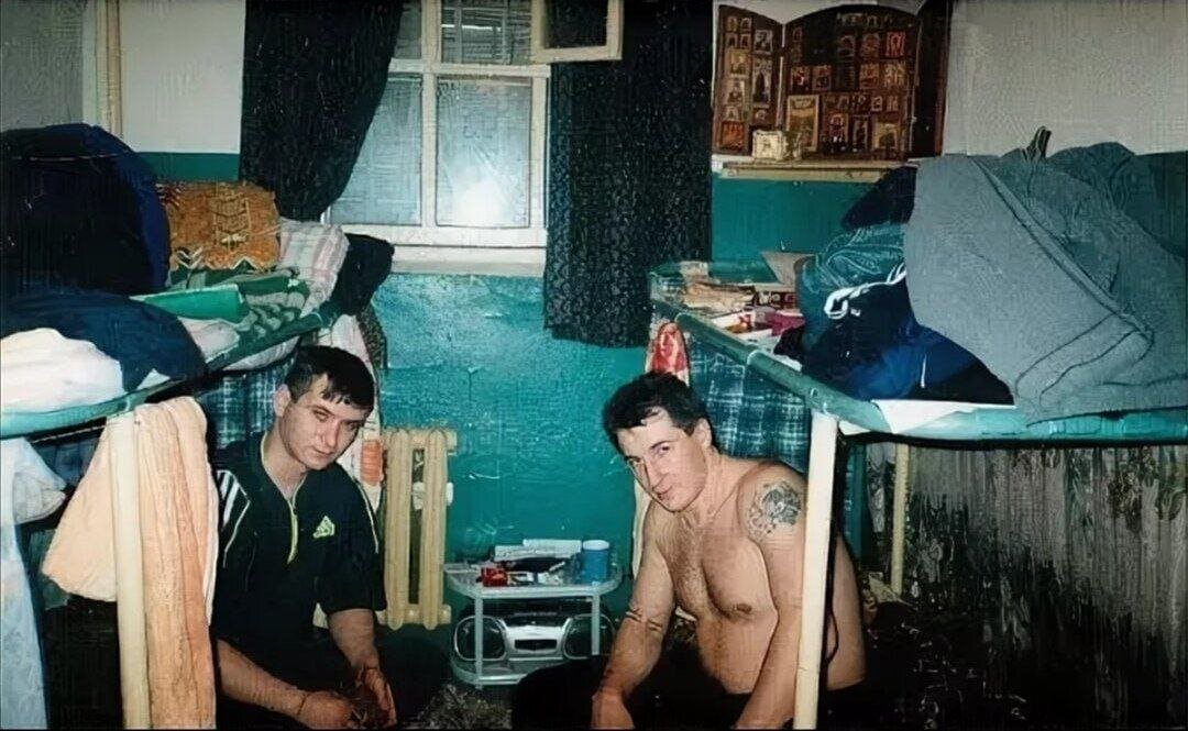 Пролетарий плакат. Главный спамер. Товарищ попасться. Плакаты секретность. Берия мем юмор.