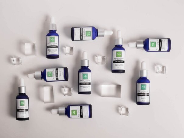 композиция из косметических средств. косметическая композиция. оригинальная натуральная косметика. спа натуральная косметика. человек из косметики.