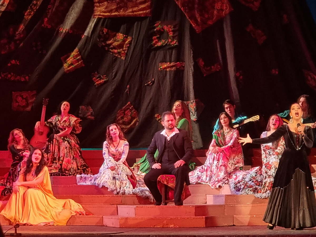 Цыганский театр ромэн зал. Цыганский театр ромен москва. Театр ромен афиша на январь. Театр ромен афиша на январь. Современные афиши театров.