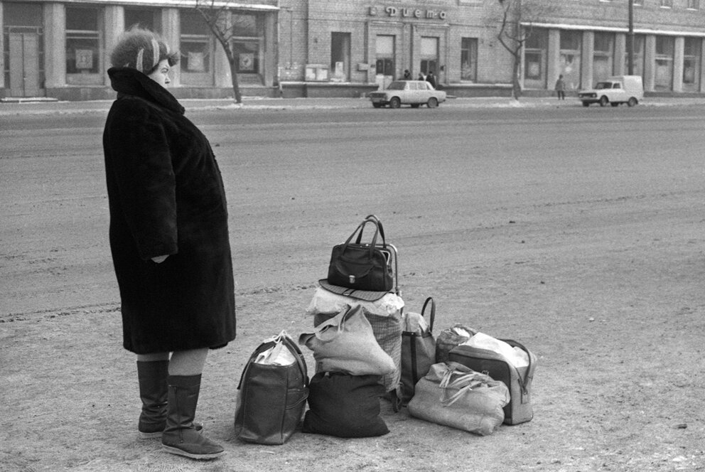 Тонкие пальцы, увешанные массивными перстнями, жили своей жизнью.