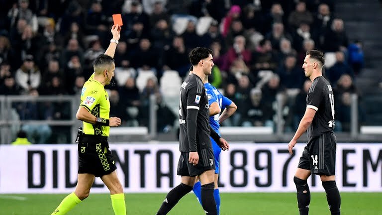 Нападающий «Ювентуса» Аркадиуш Милик получает прямую красную карточку за грубый подкат в середине поля.