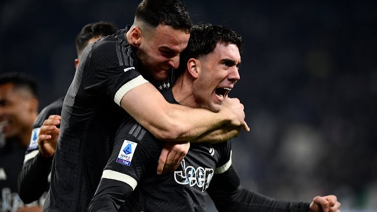 Нападающий «Ювентуса» Душан Влахович открывает счёт в матче против «Эмполи».