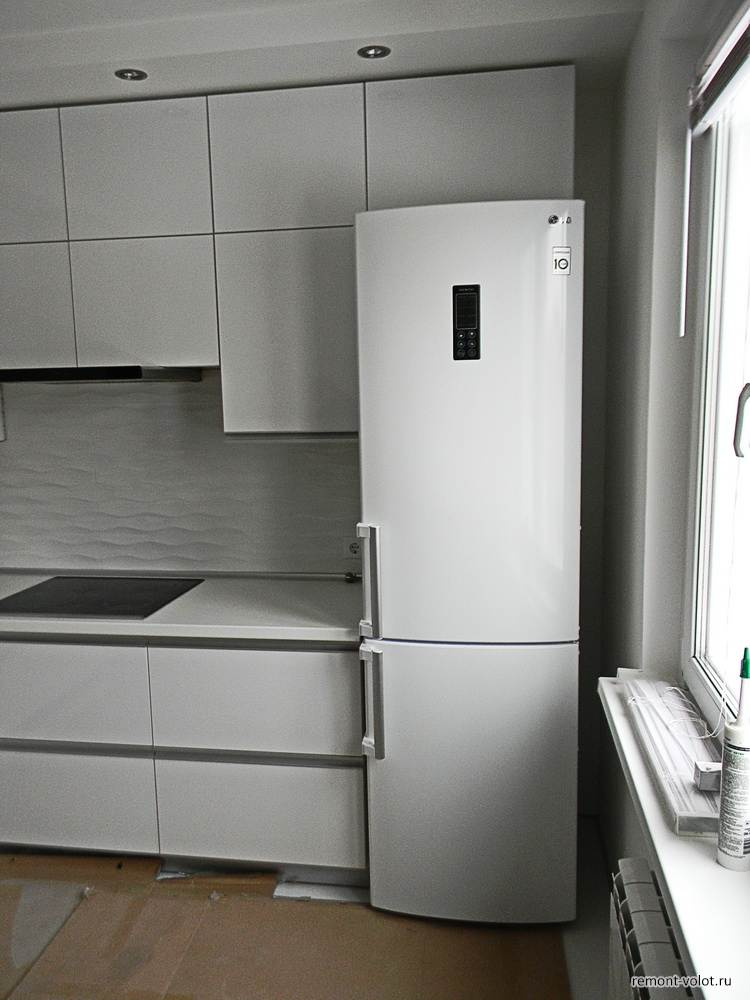 Встроенный холодильник на кухне. Холодильник со шкафом. Встраиваемый холодильник на кухне. Liebherr ecbn 5066. Встроенный шкаф на кухне.