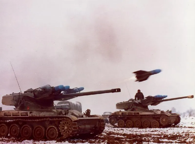 Пуск ракеты комплекса SS 11 с переоборудованного под ПТРК танка AMX-13