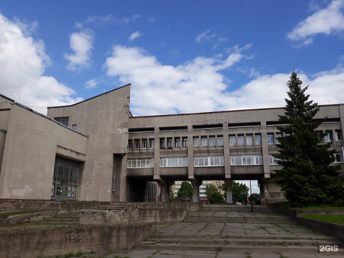 те самые колонны-ножки в центральной части здания, а подводит к ним широкая лестница