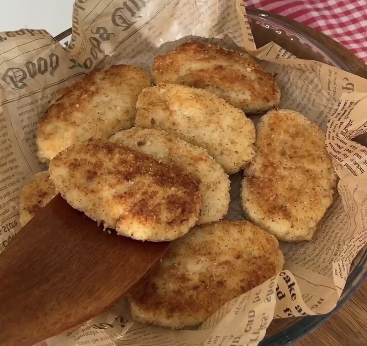 Состав котлет из макдональдса. Котлеты для бургеров макдональдс. Котлета макдональдс. Котлета макдональдс. Котлеты для бургеров жарятся.