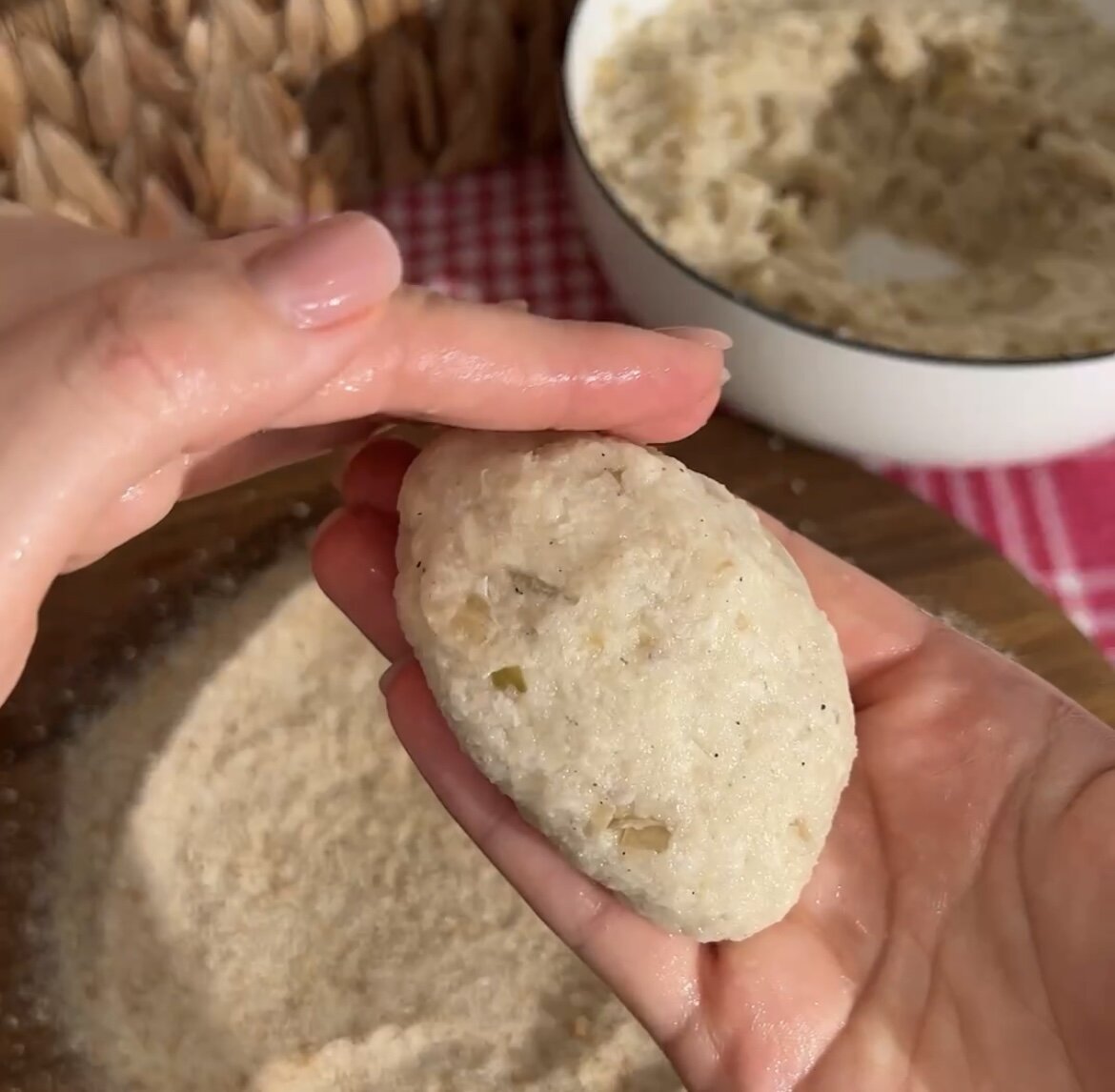 биточки из речной рыбы. куриные котлеты для детей. биточки рыбные. котлеты биточки шницели. куриные котлеты.