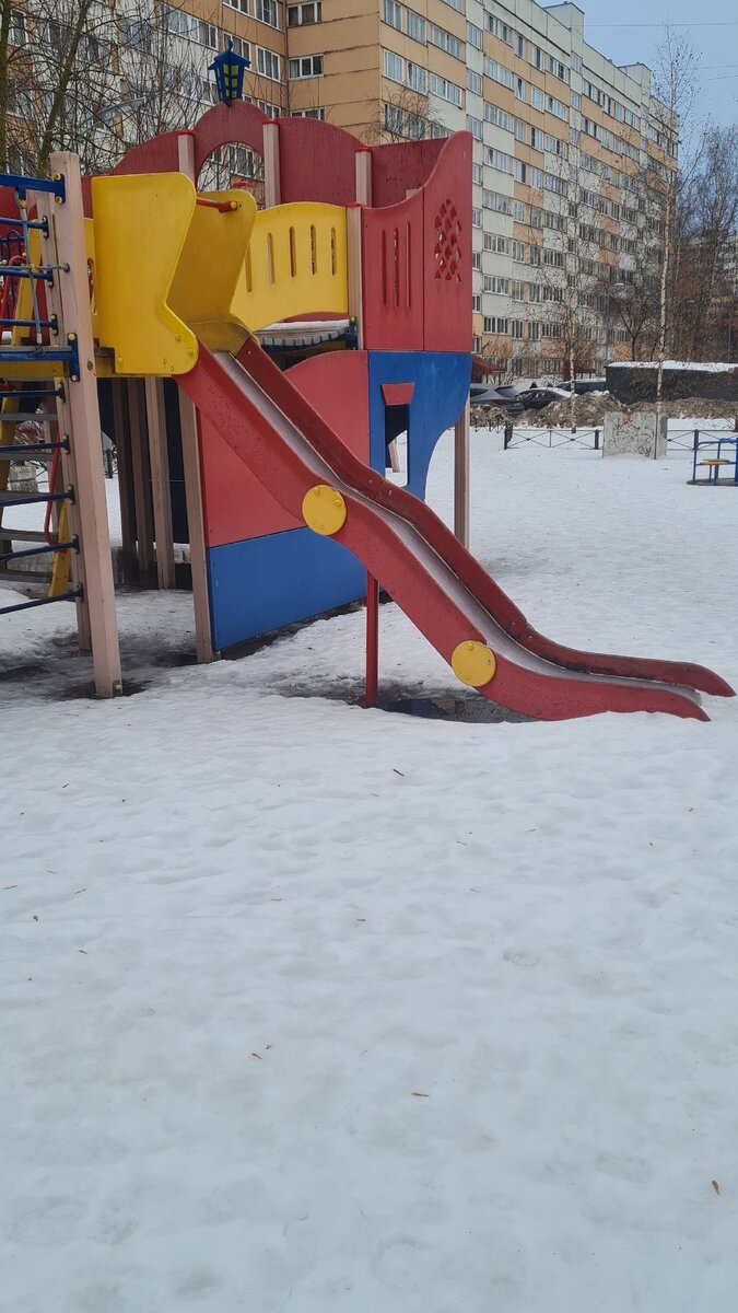 На фото горка снята не в день происшествия, дети на снимках не имеют отношения к героине публикации.