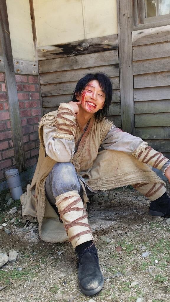 Ли Джун Ги на съёмках «Чосонского стрелка» (взято из открытых источников)