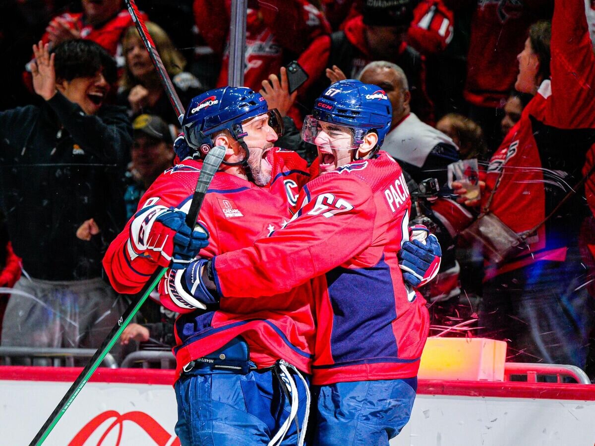    Хоккеист "Вашингтон Кэпиталз" Александр Овечкин (слева) празднует гол© Фото : twitter.com/capitals