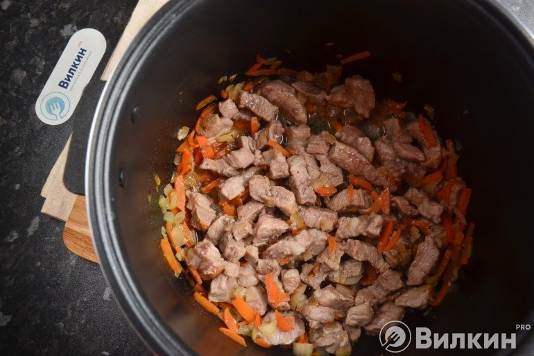 Плов со свининой. Плов в мультиварке. Как приготовить плов со свининой в мультиварке. Плов из мультиварки. Плов с жареным рисом.