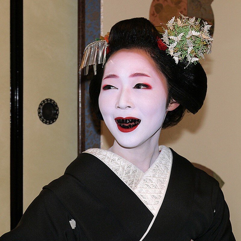 Почему японки не бреют. Охагуро беттари. Японская традиция Охагуро. Чёрные зубы у японок. Гейша с черными зубами.