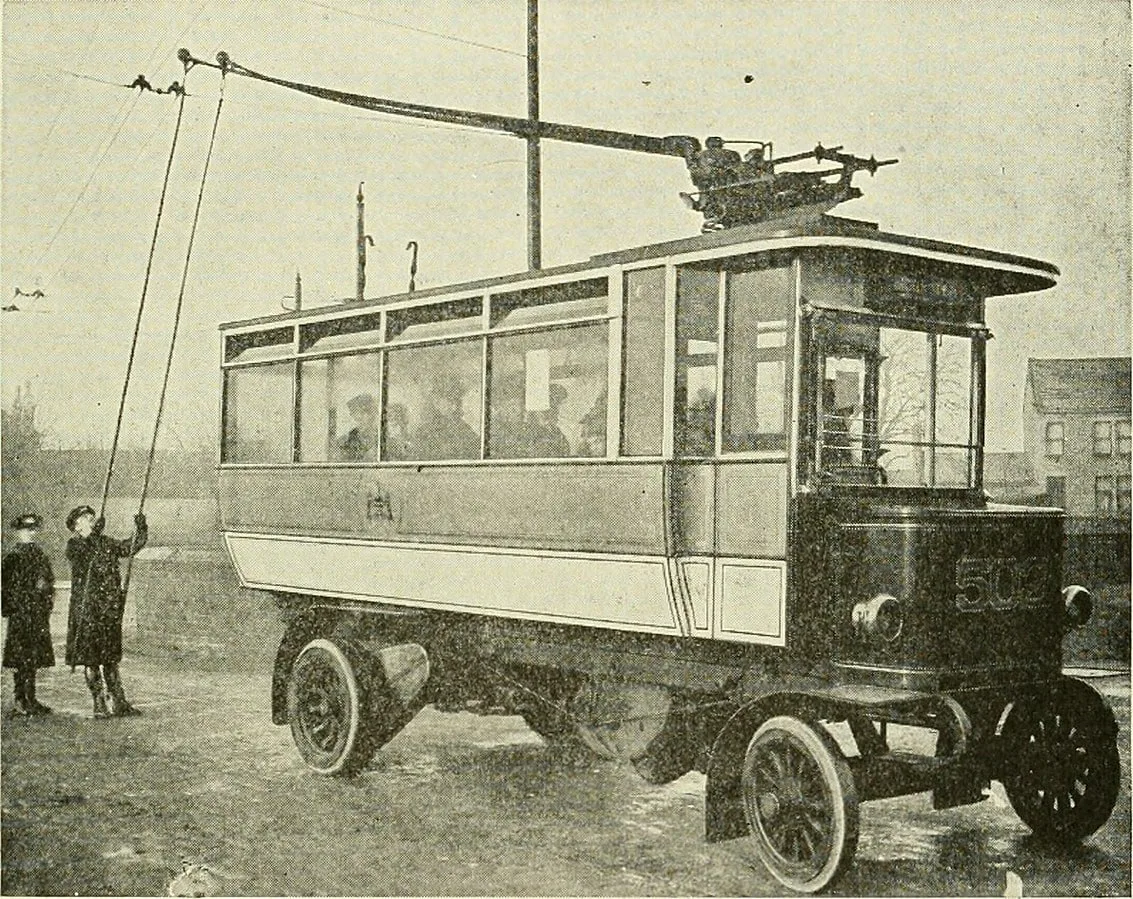 Когда появился троллейбус. Первый троллейбус 1902. Первый в России троллейбус 1902 года. Испытания первого троллейбуса Петербург 1902. Троллейбус 1902 фрезе.
