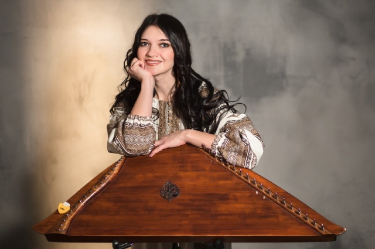    Анастасия сама сочиняет тексты и пишет музыку для своих песен.