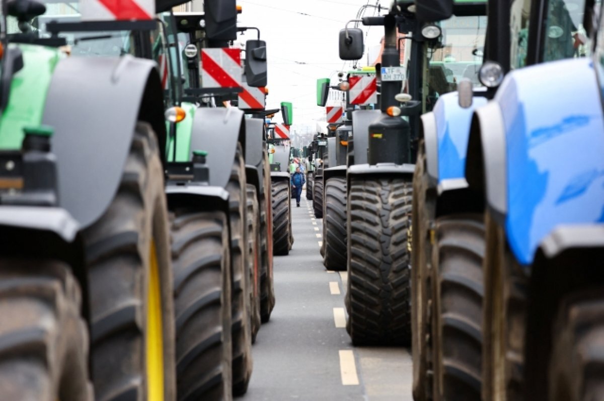    Итальянские фермеры заблокировали развязку на главной автотрассе