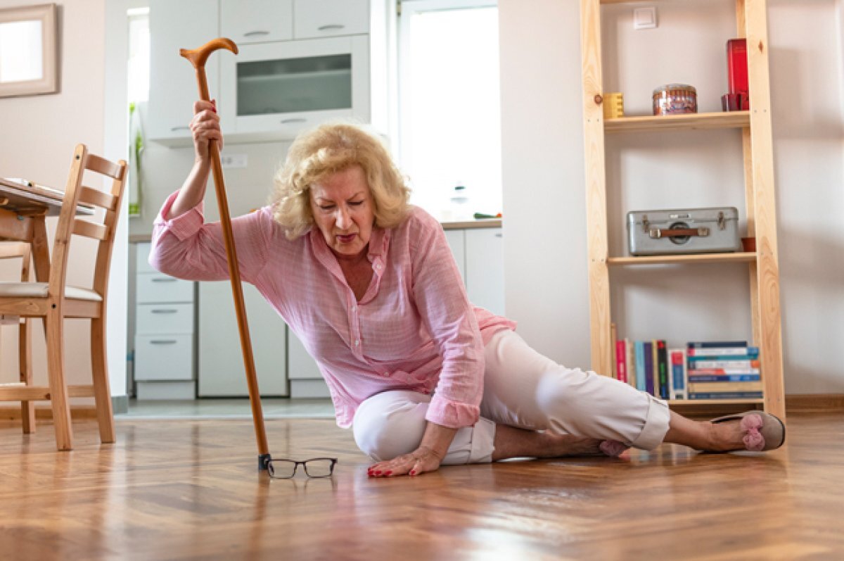    Держаться на ногах.