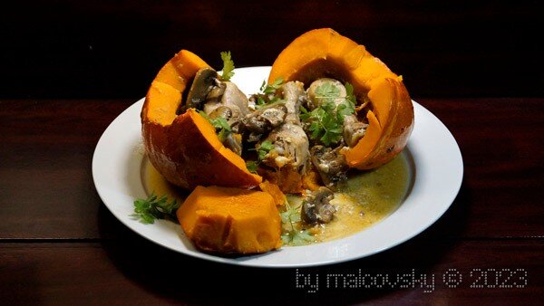 Куриные голени с грибами в тыкве