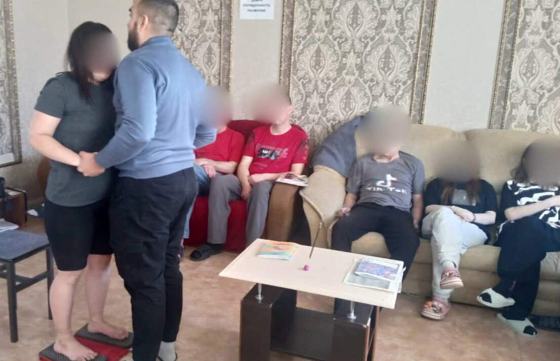 Фото автора. Практика вставания на гвозди