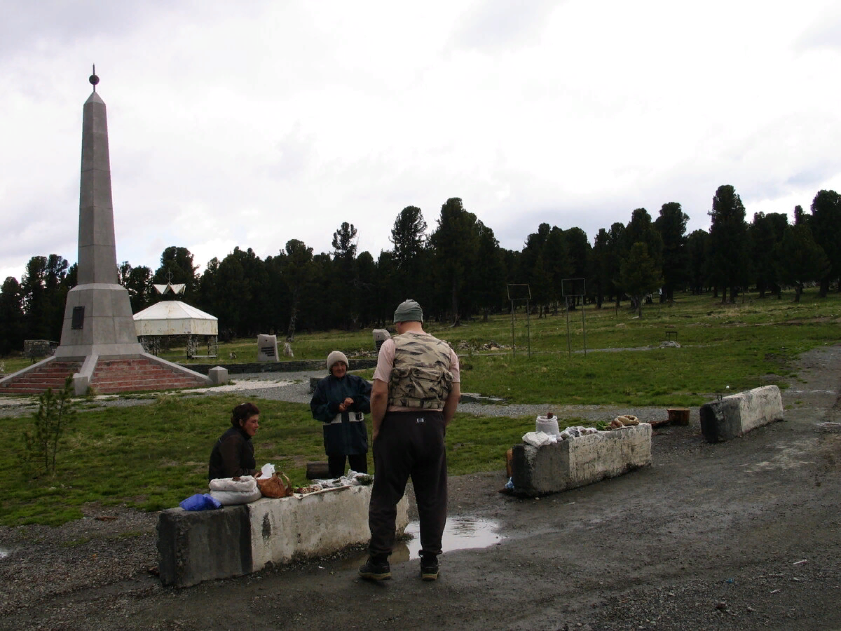 "Торговые ряды" на Семинском перевале в 2005 году. Фото из архива автора.