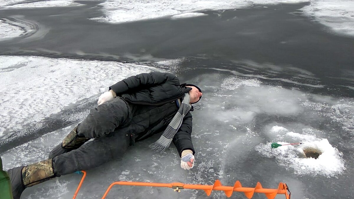 Почему пьяные быстрее замерзают. Пьяные рыбаки на зимней рыбалке. Пьяные рыбаки на льду зимой.