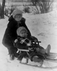    В годы войны Миральда с сестрой. Фото: Из личного архива/ Миральда Афанасьева