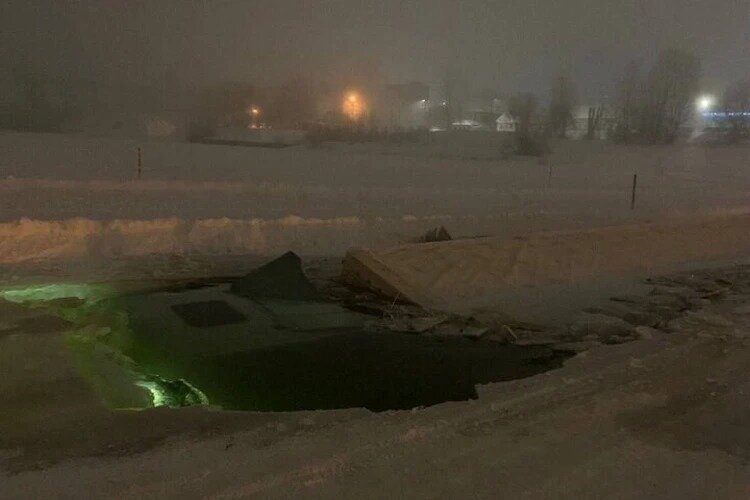 Лед не выдержал, и фура провалилась 