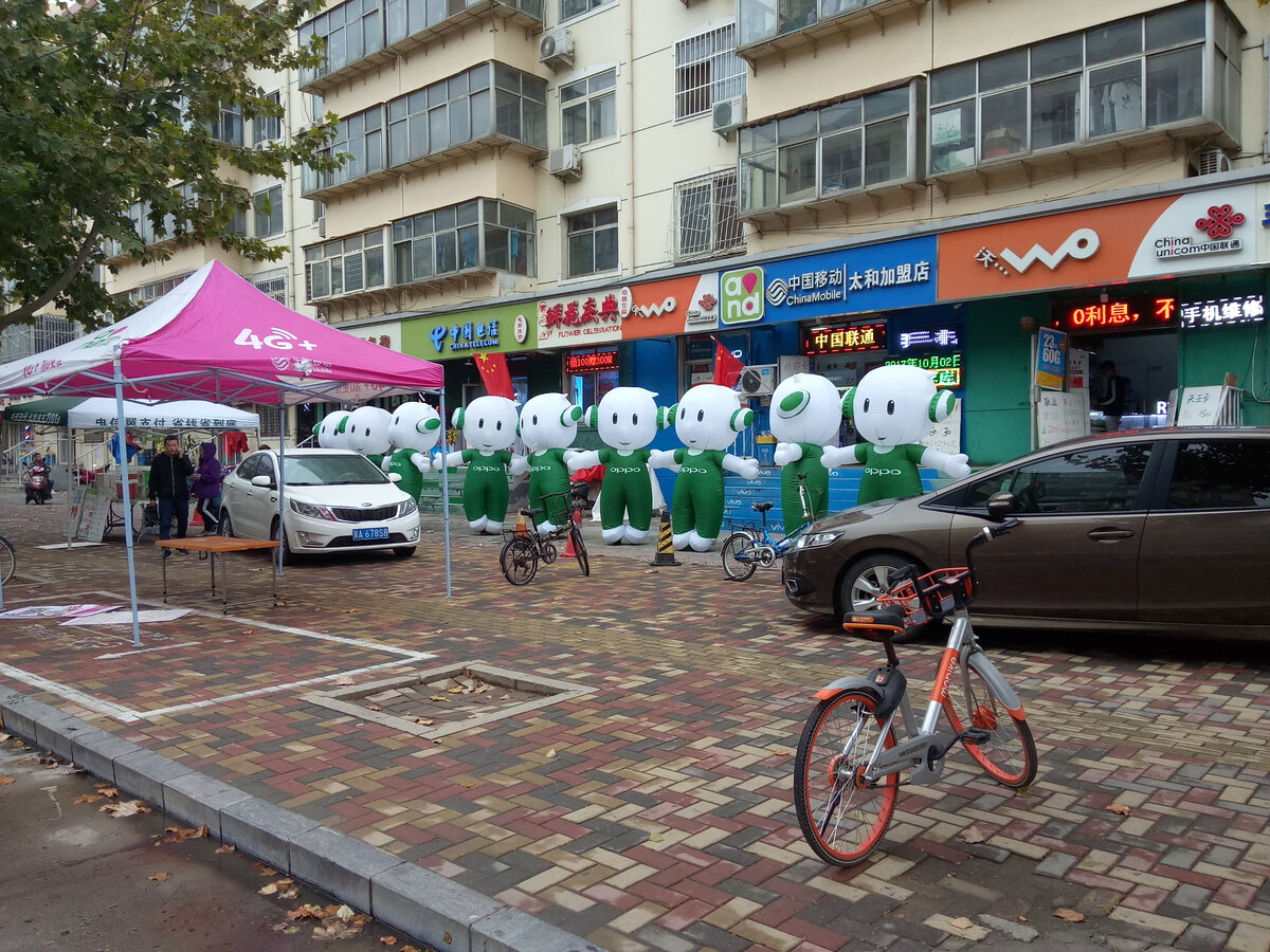 вот за таких чудиков нас держат в телекомах