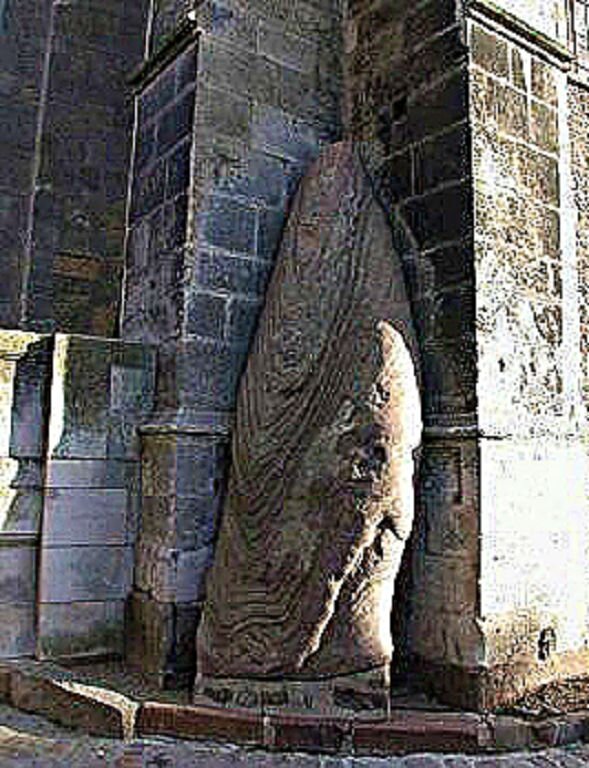 Цепь религиозного фанатика. Духовные скрепы. Золотая цепочка. Медальоны религий. Парень в цепях.